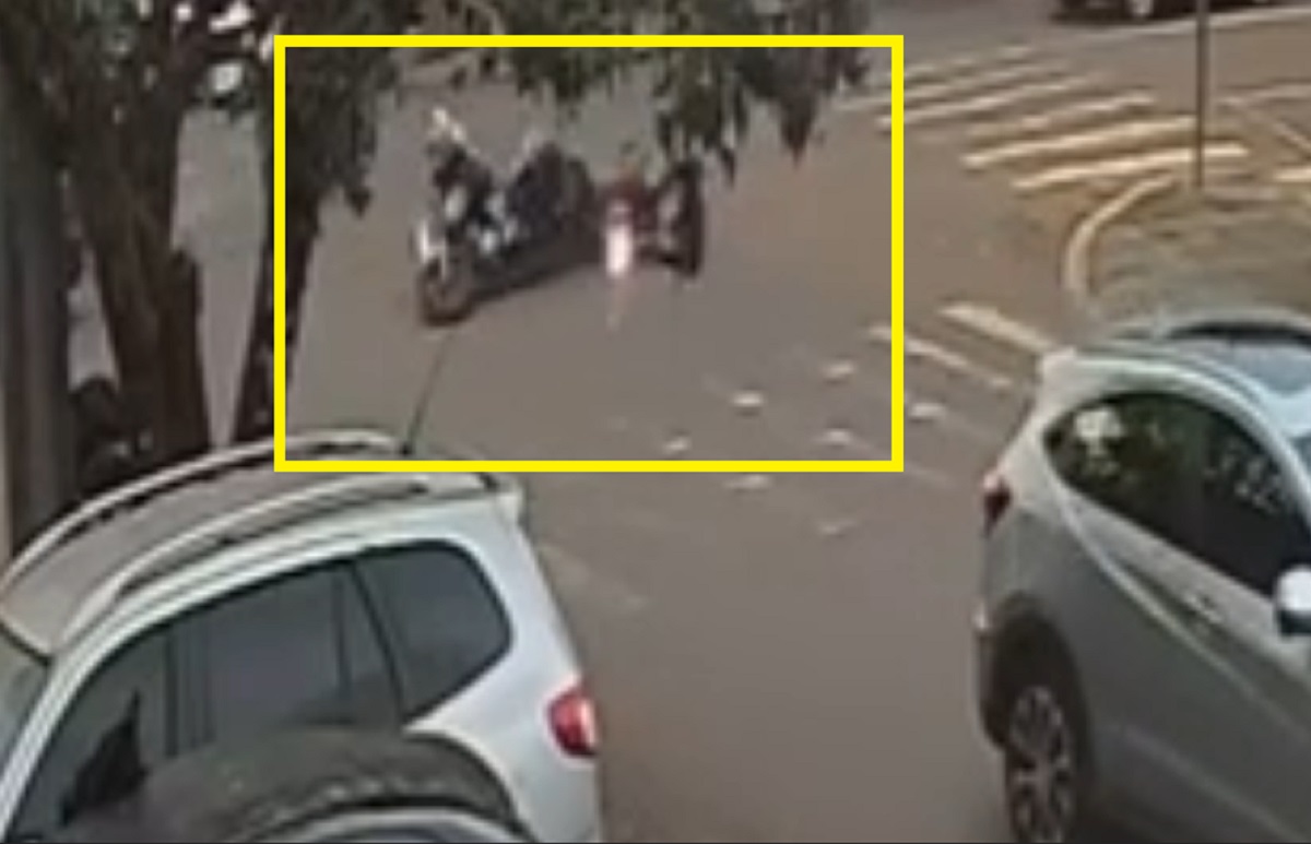 Vídeo mostra colisão entre motos e dois condutores no chão em esquina do Parque São Paulo