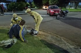 Motociclista fica ferido após colisão com carro no bairro Santa Cruz