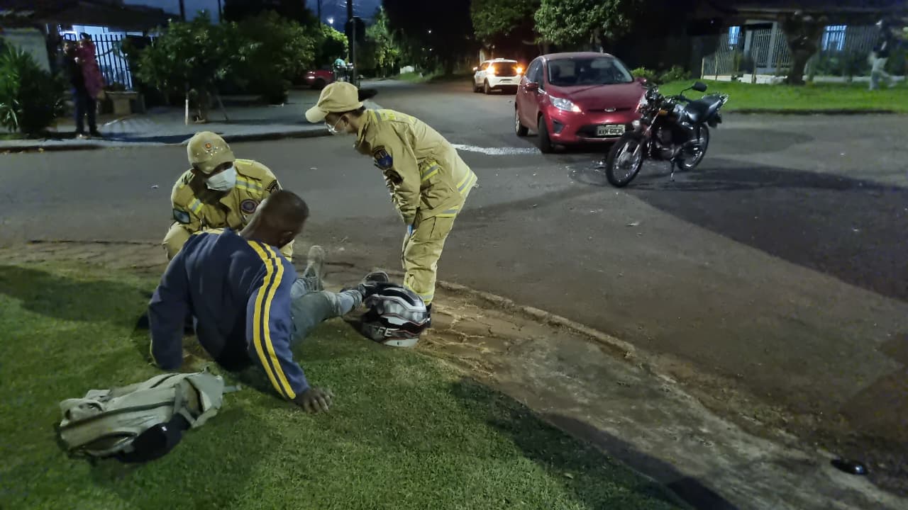 Motociclista fica ferido após colisão com carro no bairro Santa Cruz