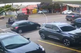 Câmera registra caminhão fazendo conversão e atingindo motociclista no São Cristóvão Câmera registra caminhão fazendo conversão e atingindo motociclista no São Cristóvão