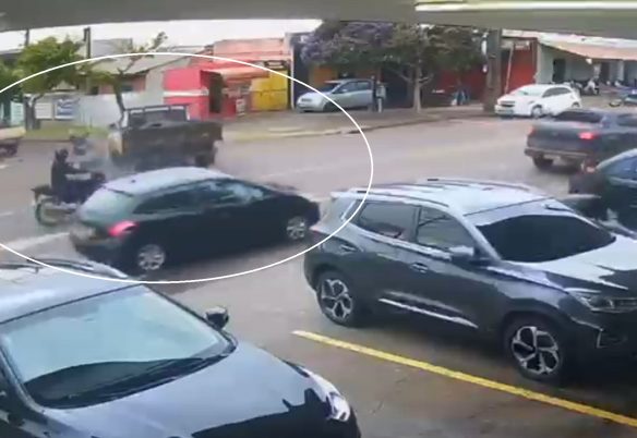 Câmera registra caminhão fazendo conversão e atingindo motociclista no São Cristóvão