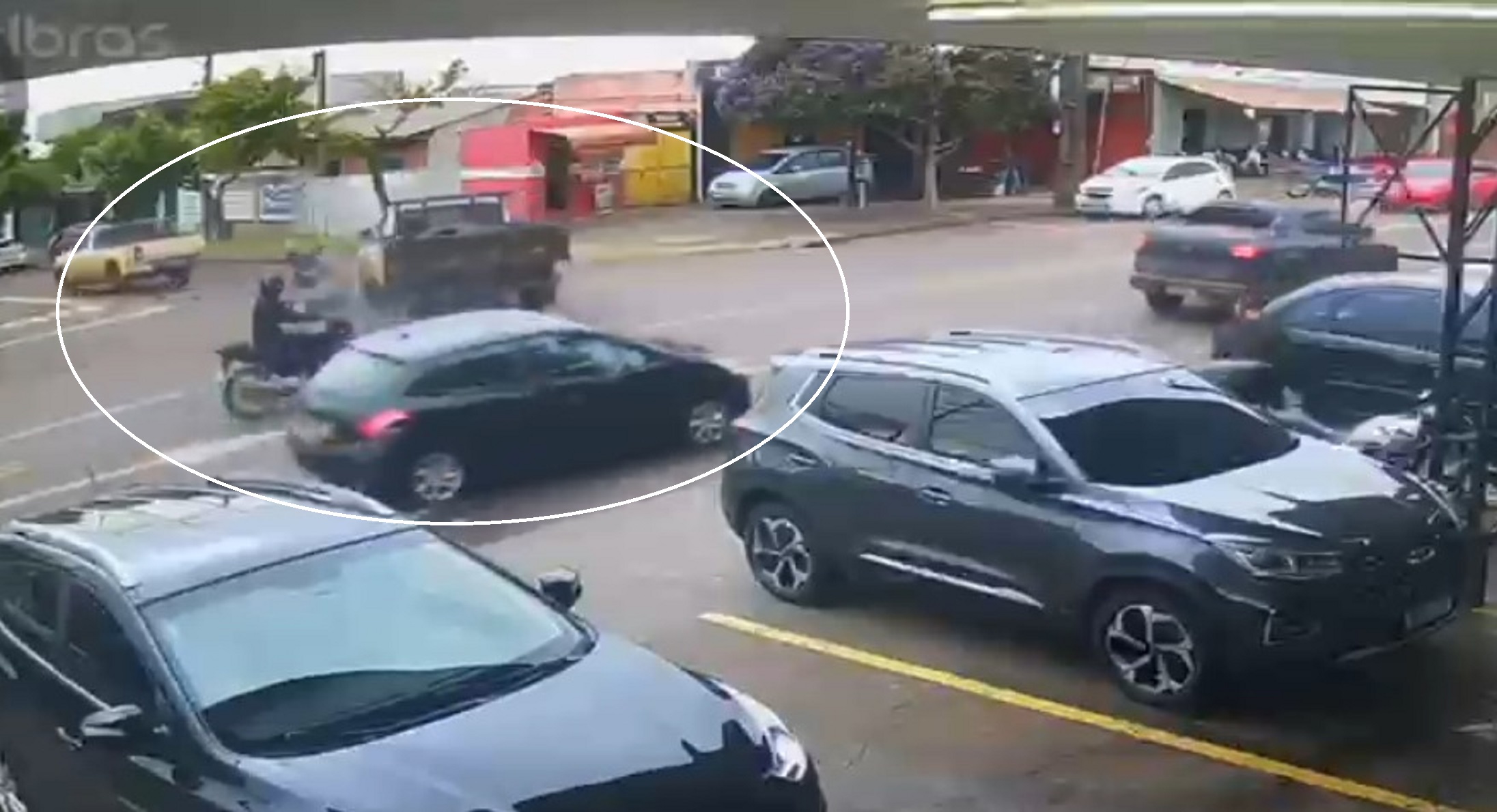 Câmera registra caminhão fazendo conversão e atingindo motociclista no São Cristóvão