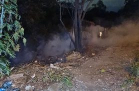 Bombeiros combatem incêndio em entulhos de lote baldio no Cascavel Velho Bombeiros combatem incêndio em entulhos de lote baldio no Cascavel Velho