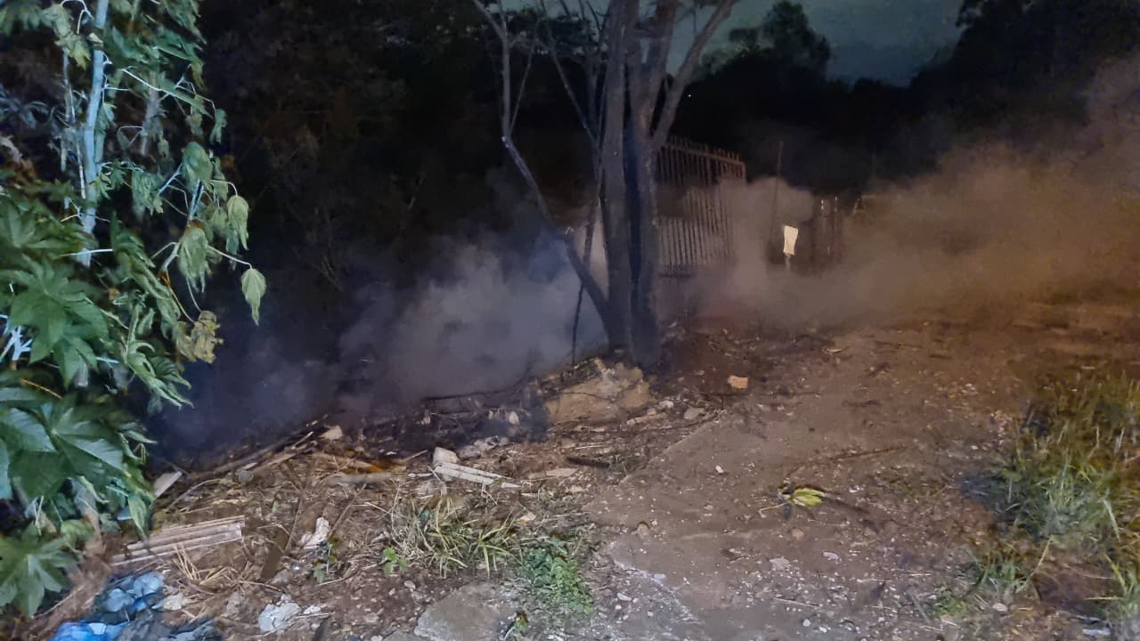 Bombeiros combatem incêndio em entulhos de lote baldio no Cascavel Velho