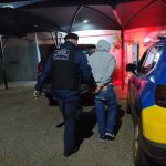 Imagem relativa a Casal é baleado dentro de casa e suspeito de deixar jovem ferido em UPA é preso em São Miguel