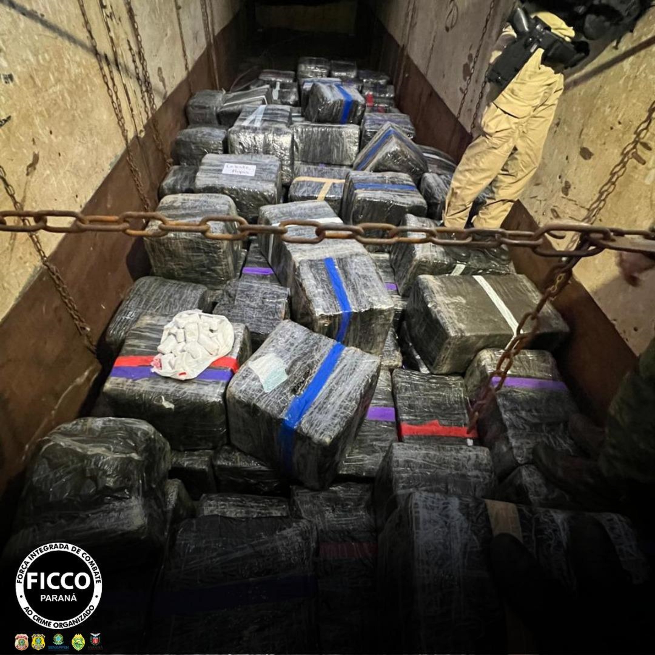 Caminhão com mais de 4,2 toneladas de drogas é interceptado e motorista acaba preso