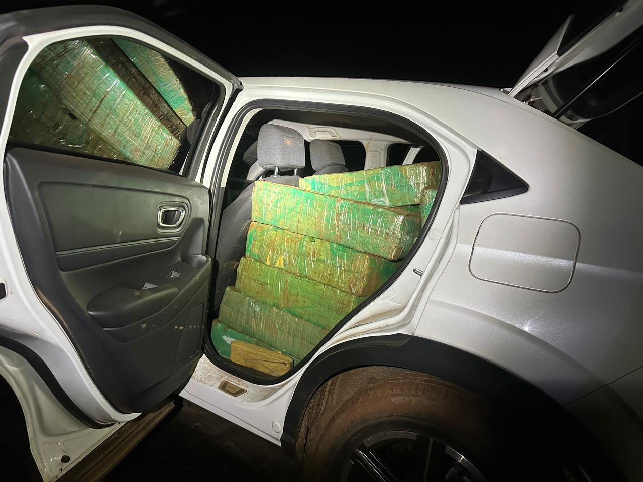 PF e PM interceptam carga de maconha às margens do Lago de Itaipu e apreendem 760 kg de droga