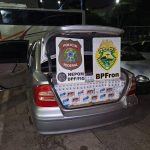 Imagem relativa a Motorista abandona carro carregado com 6 mil maços de cigarros e foge em Foz do Iguaçu