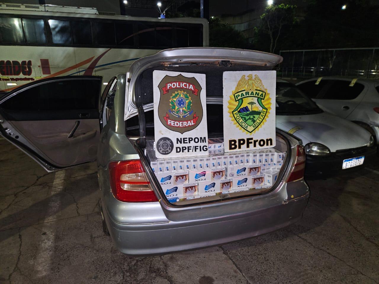 Imagem referente a Motorista abandona carro carregado com 6 mil maços de cigarros e foge em Foz do Iguaçu