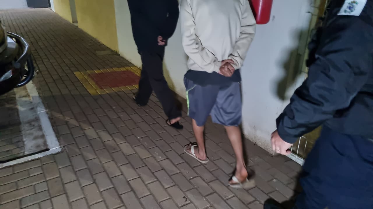 Jovens são detidos após abordagem com maconha e descoberta de crack em residência no Tarumã