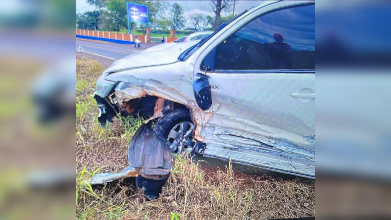 Batida entre Hilux e HB20 deixa mulher ferida na PR-495, em Missal Imagem referente a Batida entre Hilux e HB20 deixa mulher ferida na PR-495, em Missal