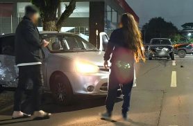 Colisão entre Clio e Uno deixa motorista ferida no Centro de Cascavel