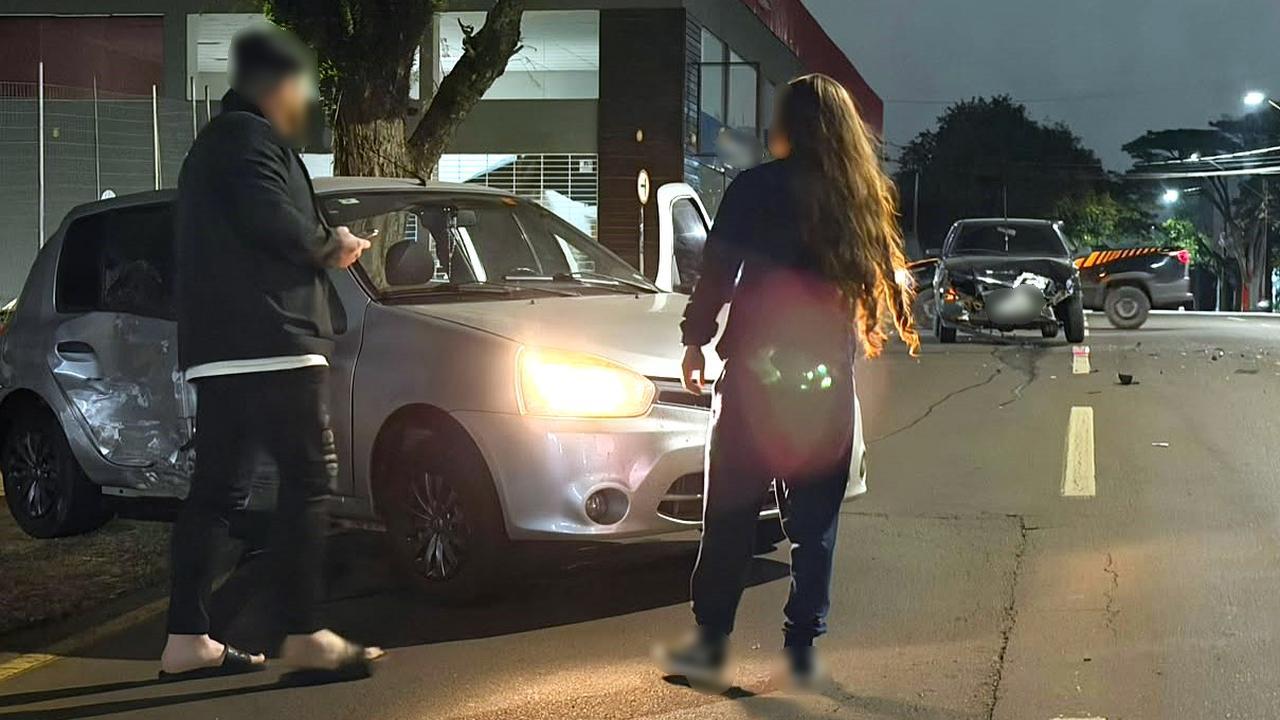 Colisão entre Clio e Uno deixa motorista ferida no Centro de Cascavel