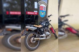 Motocicleta com chassi raspado e placa de outro veículo é apreendida em Formosa do Oeste