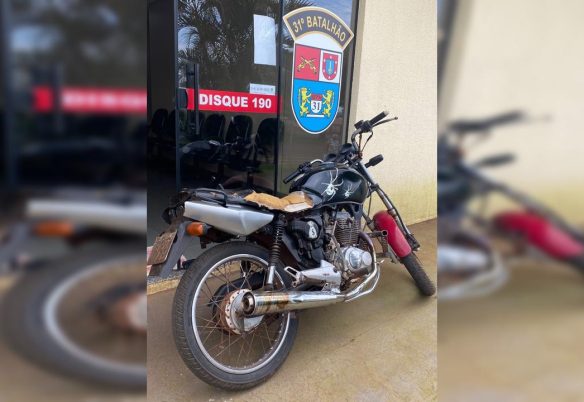 Motocicleta com chassi raspado e placa de outro veículo é apreendida em Formosa do Oeste