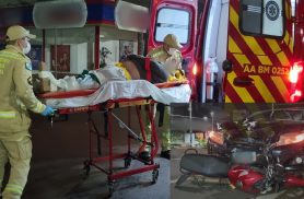 Motociclista fica ferido após colisão com Corolla no Centro de Cascavel