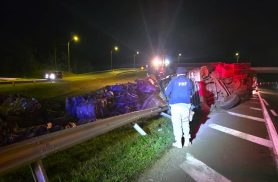 Motorista é encontrado morto sob carga após caminhão tombar na BR-376 durante a madrugada