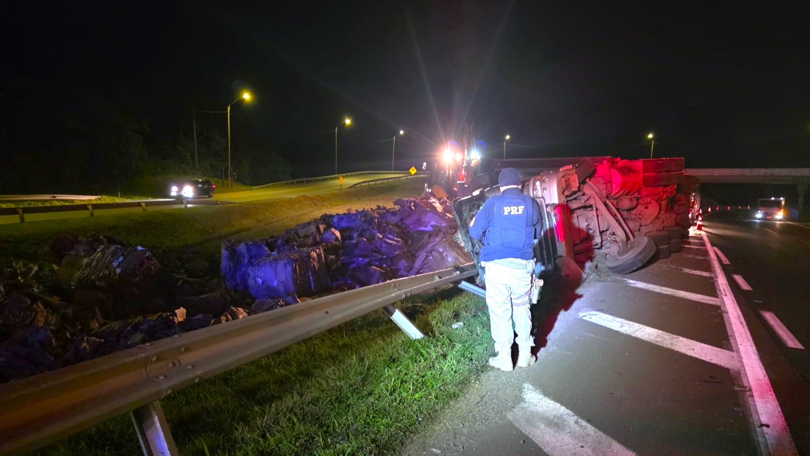 Motorista é encontrado morto sob carga após caminhão tombar na BR-376 durante a madrugada