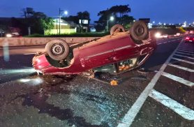 Astra capota após sair da pista e bater contra barranco na PRc-467, em Cascavel
