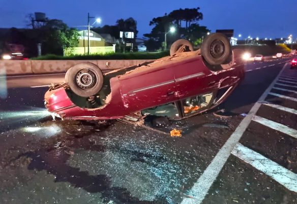 Astra capota após sair da pista e bater contra barranco na PRc-467, em Cascavel