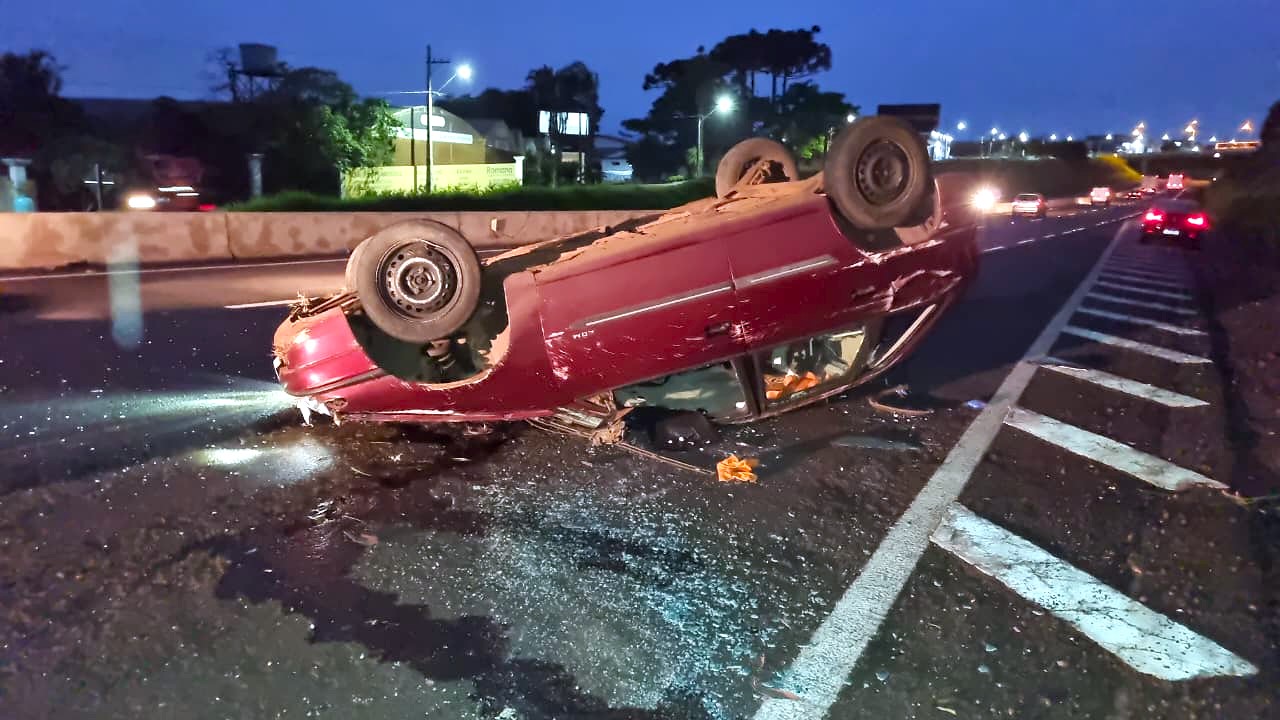 Astra capota após sair da pista e bater contra barranco na PRc-467, em Cascavel
