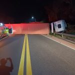 Imagem relativa a Caminhonete invade pista contrária, colide com caminhão e cai em ribanceira na na BR-116