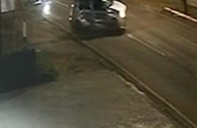 Câmera flagra colisão entre Renault Clio e Fiat Uno no centro de Cascavel; mulher fica ferida
