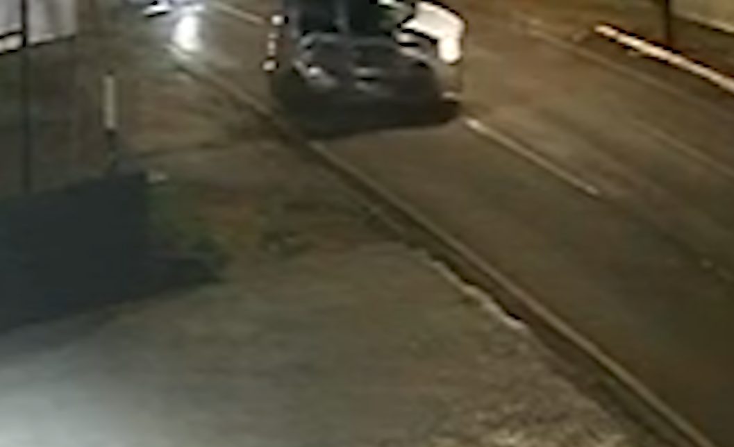 Câmera flagra colisão entre Renault Clio e Fiat Uno no centro de Cascavel; mulher fica ferida