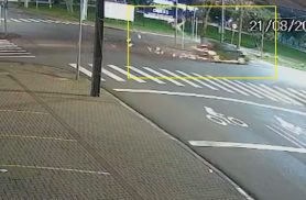 Veja momento de violento acidente na Avenida Brasil, em Cascavel