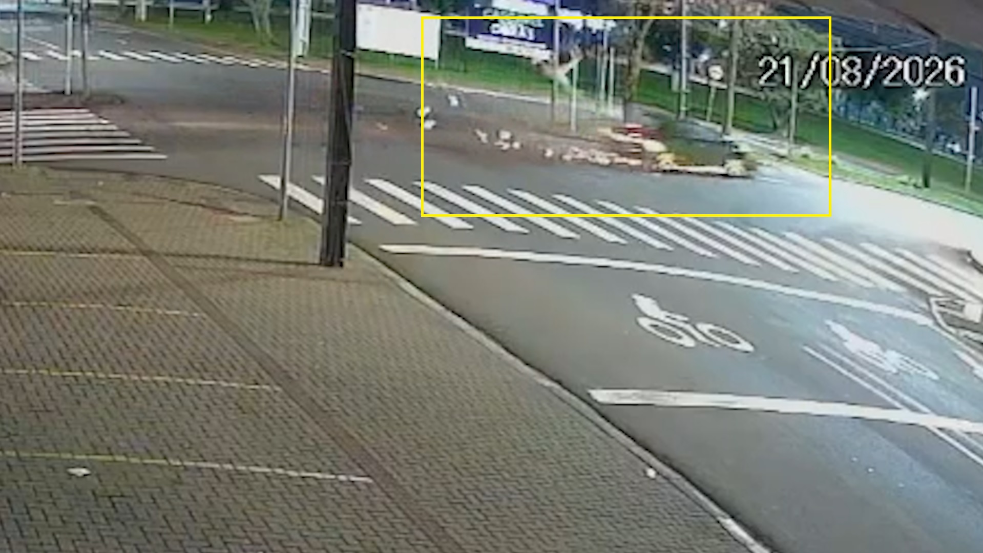 Veja momento de violento acidente na Avenida Brasil, em Cascavel