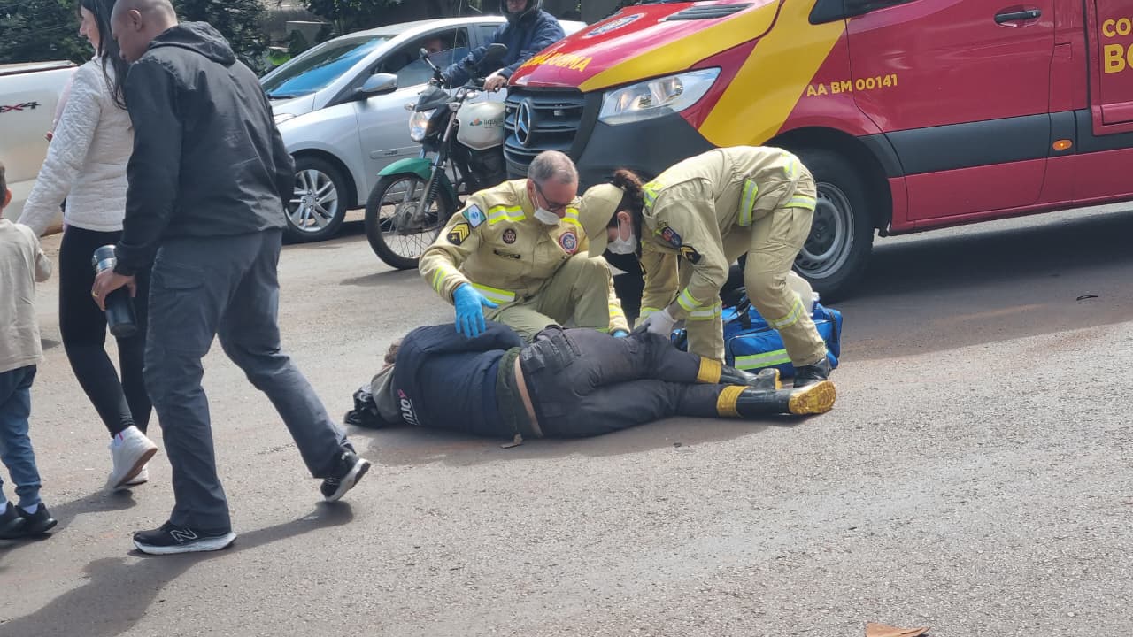 Motociclista quebra perna em acidente com carro no Centro