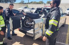 Motociclista foge a pé após abordagem e agentes da Transitar recolhem moto furtada Motociclista foge a pé após abordagem e agentes da Transitar recolhem moto furtada