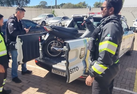 Motociclista foge a pé após abordagem e agentes da Transitar recolhem moto furtada