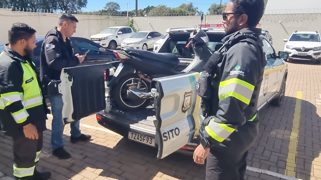Motociclista foge a pé após abordagem e agentes da Transitar recolhem moto furtada