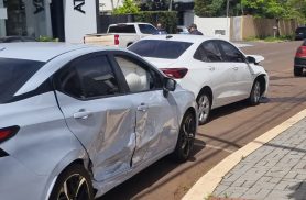 Versa e Onix batem no Bairro Neva, em Cascavel Versa e Onix batem no Bairro Neva, em Cascavel