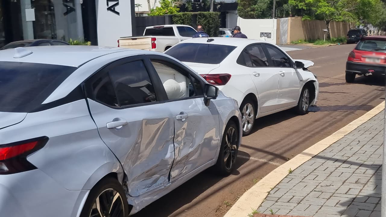 Versa e Onix batem no Bairro Neva, em Cascavel