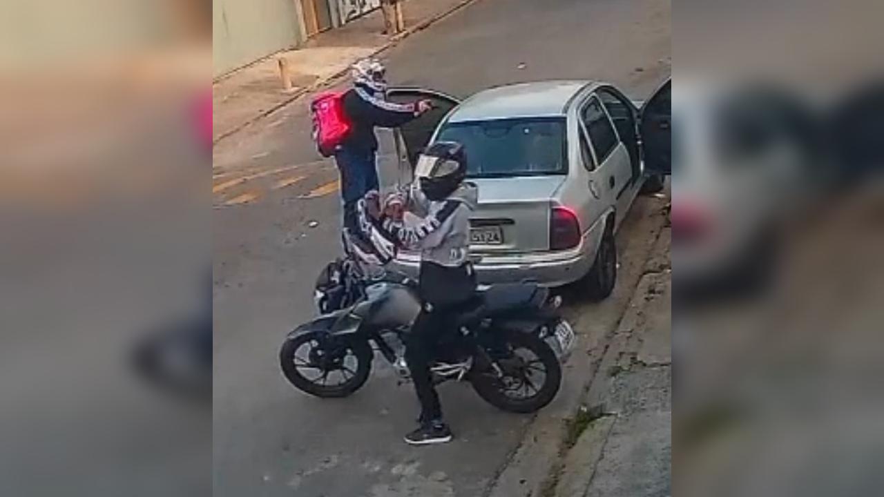 Motorista reage a assalto e dois assaltantes morrem atropelados