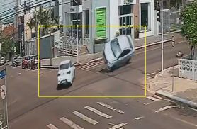 Versa quase tomba após acidente com Onix no bairro Neva, em Cascavel