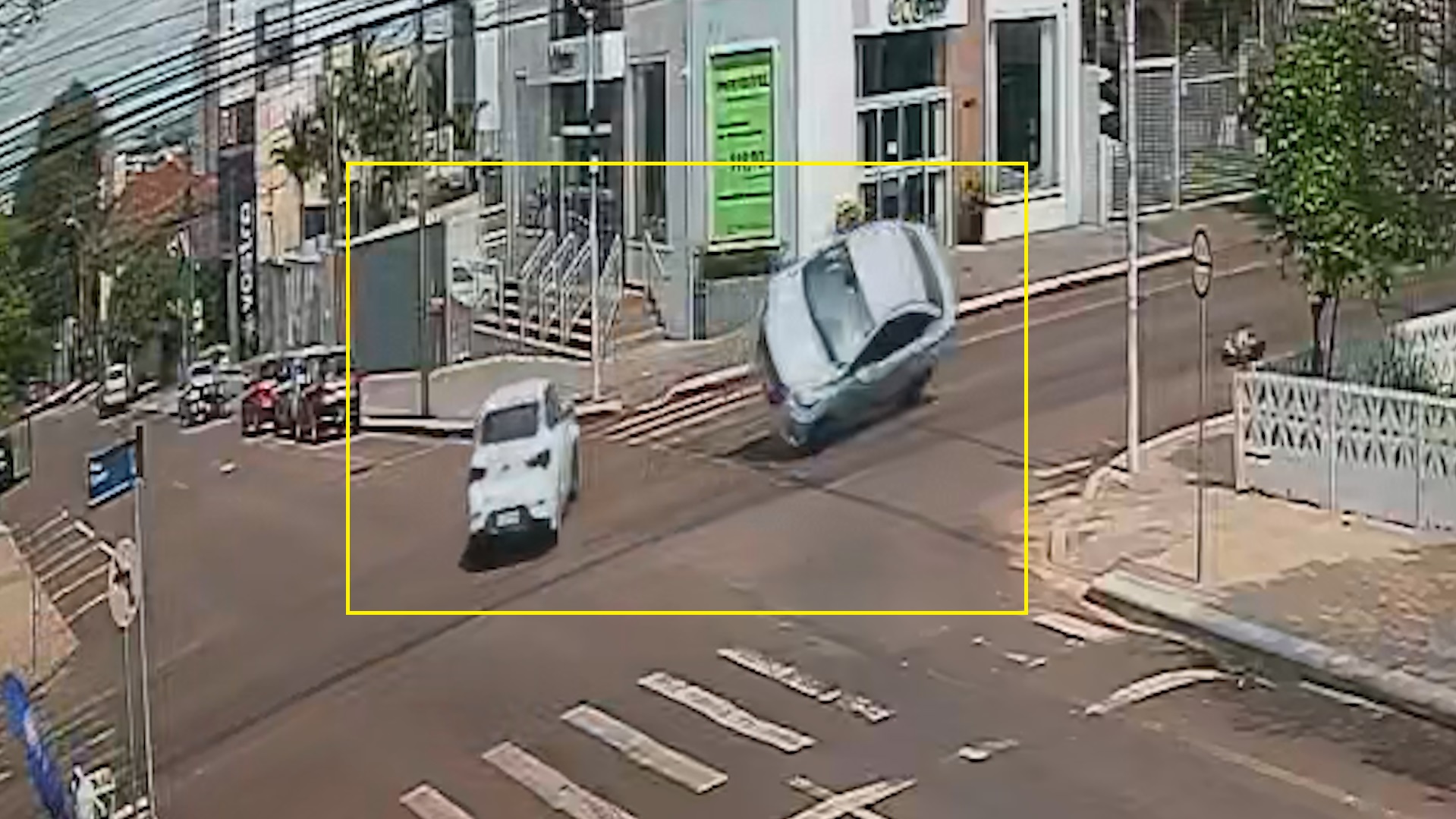 Versa quase tomba após acidente com Onix no bairro Neva, em Cascavel