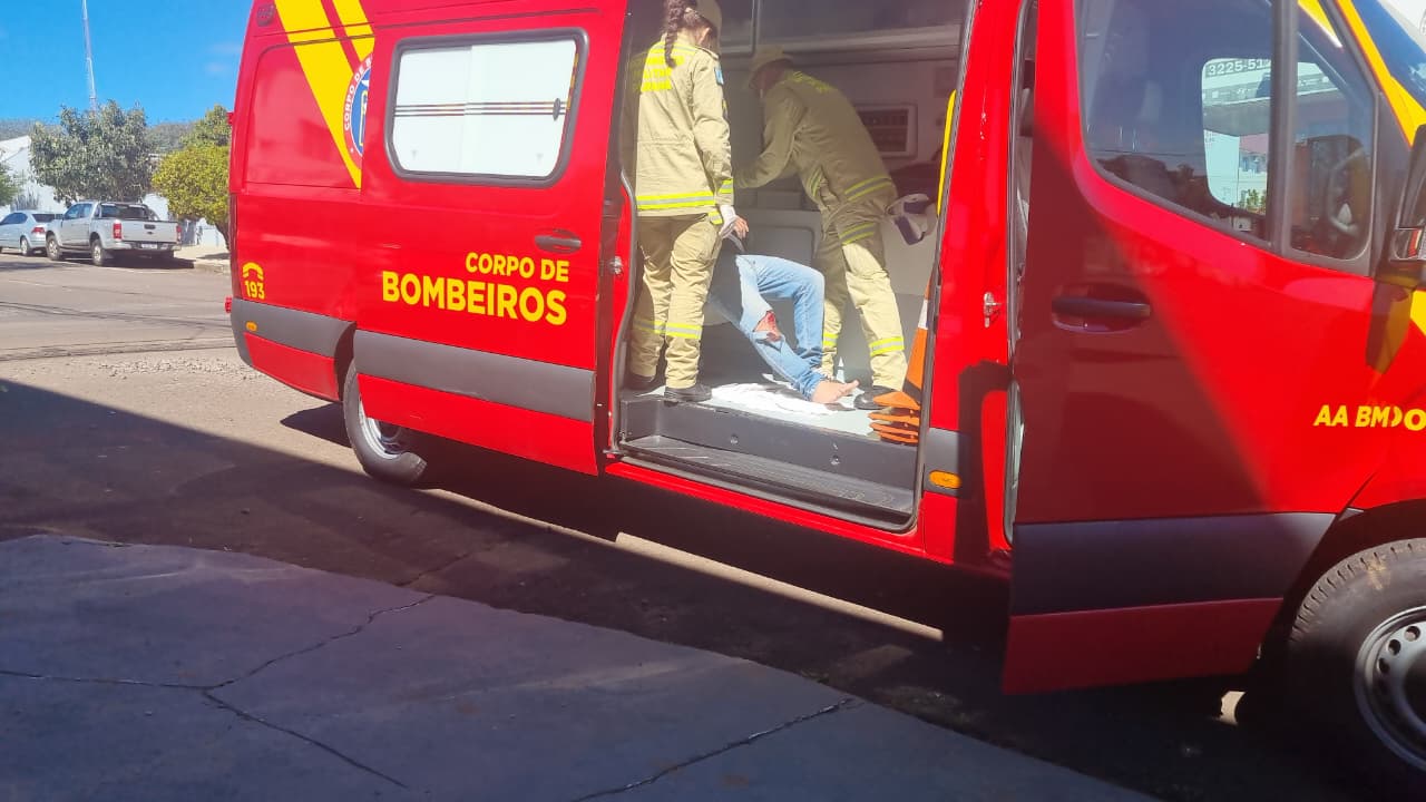 Motoboy fica ferido após acidente com carro utilitário no Parque São Paulo, em Cascavel