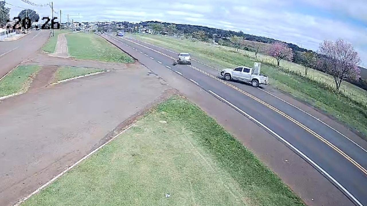 Carro quase capota após ser atingido por caminhonete na BR-277, em Santa Tereza do Oeste