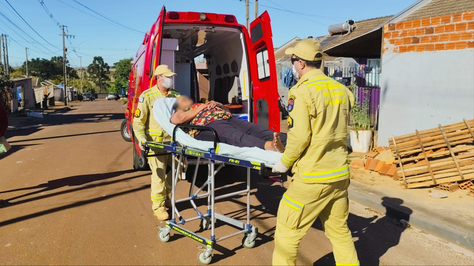 Mulher de 62 anos fica ferida após cair dentro de residência em Cascavel