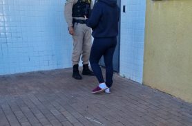 Mulher é presa pela Polícia Militar no Paulo Godoy