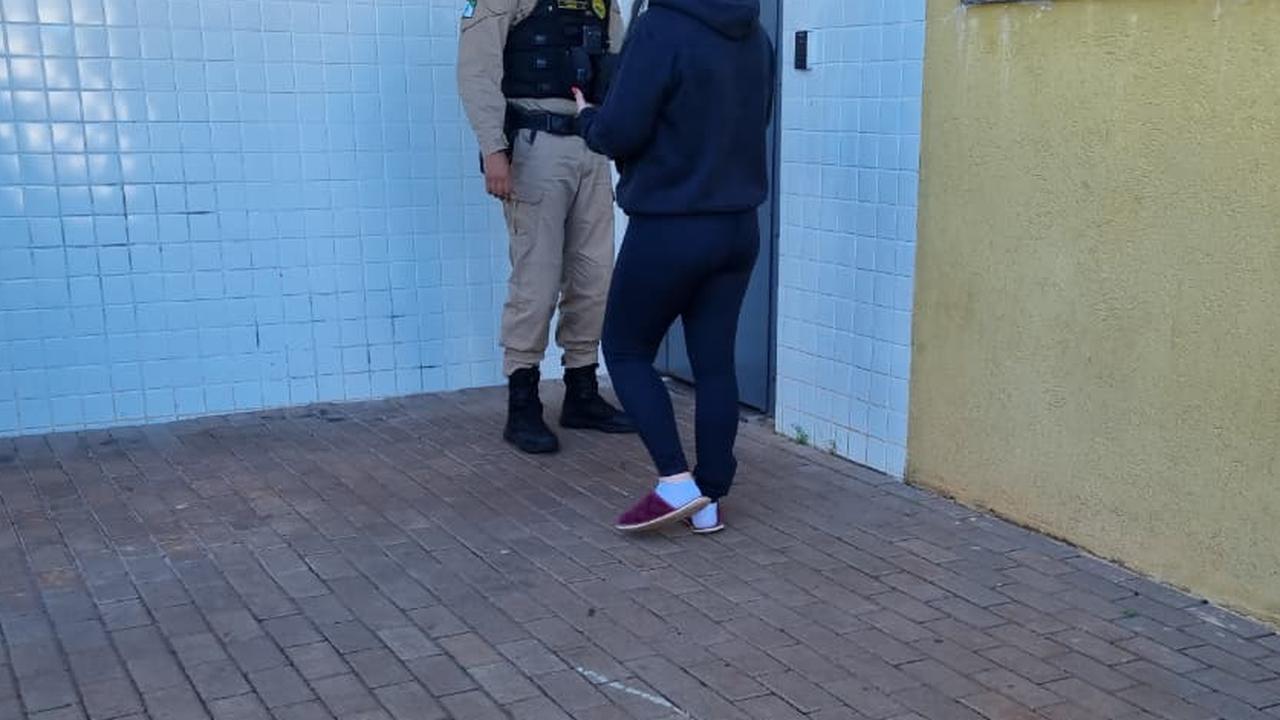 Mulher é presa pela Polícia Militar no Paulo Godoy