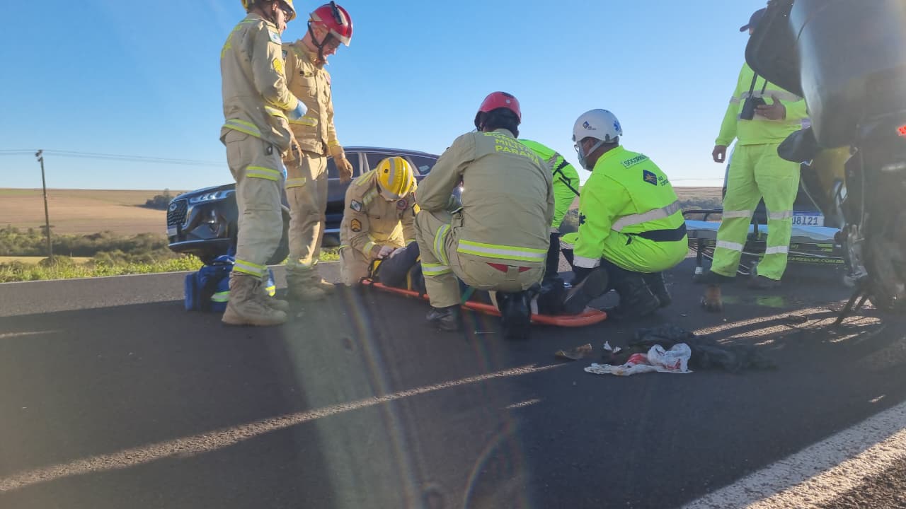 Motociclista é socorrido após bater contra traseira de caminhão na BR-163, em Cascavel
