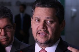 Alcolumbre envia PEC do fim da escala 6x1 para CCJ do Senado