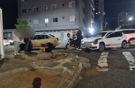 Motorista foge após colisão entre Gol e Santana em Cascavel