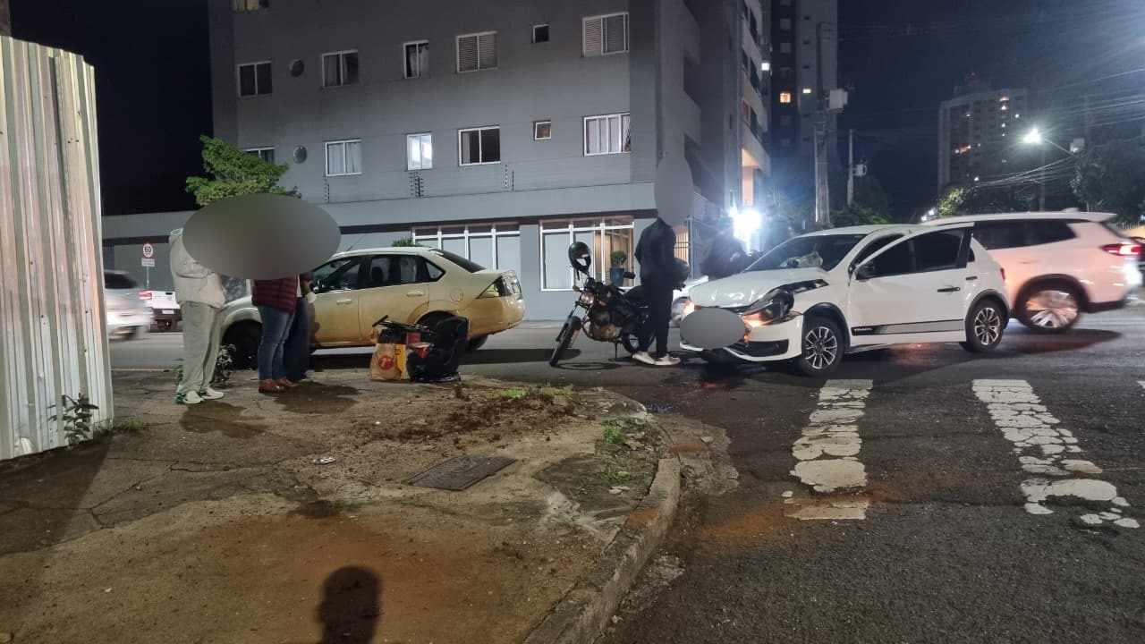 Motorista foge após colisão entre Gol e Santana em Cascavel