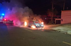 Santana envolvido em acidente desce rua em chamas no Bairro Claudete e motorista desaparece