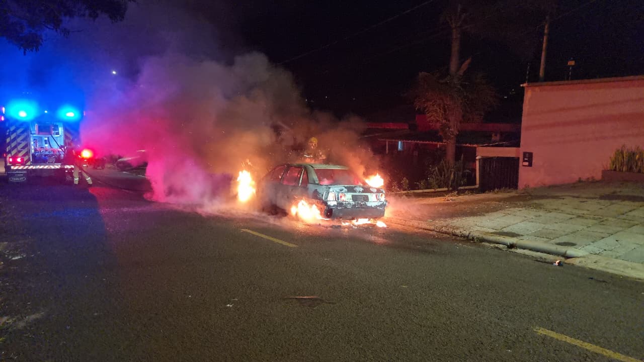 Santana envolvido em acidente desce rua em chamas no Bairro Claudete e motorista desaparece
